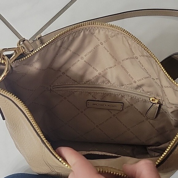 Michael Kors Brooke Medium Tan Bucket Crossbody Bag | Pebbled Leather Purse - Picture 4 of 12